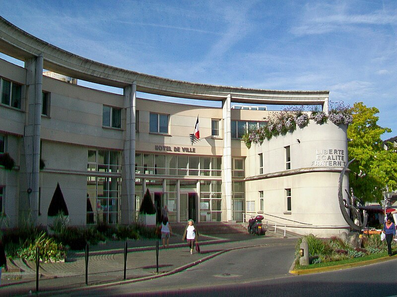 File:Goussainville (95), Hôtel de ville, place de la Charmeuse.jpg